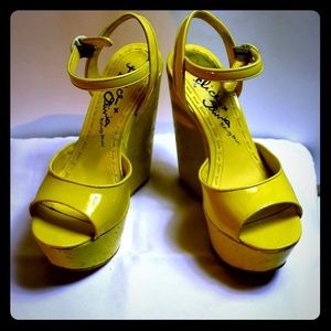 Alice + Olivia yellow patent leather open toe