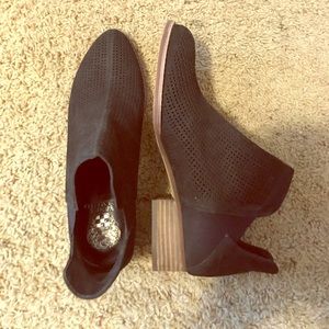 VINCE CAMUTO BOOTIES