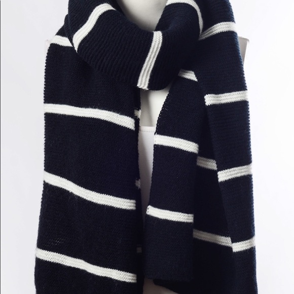 ⭐️ONE LEFT⭐️Striped scarf - Picture 2 of 2