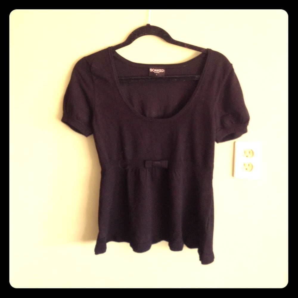Cute black blouse!