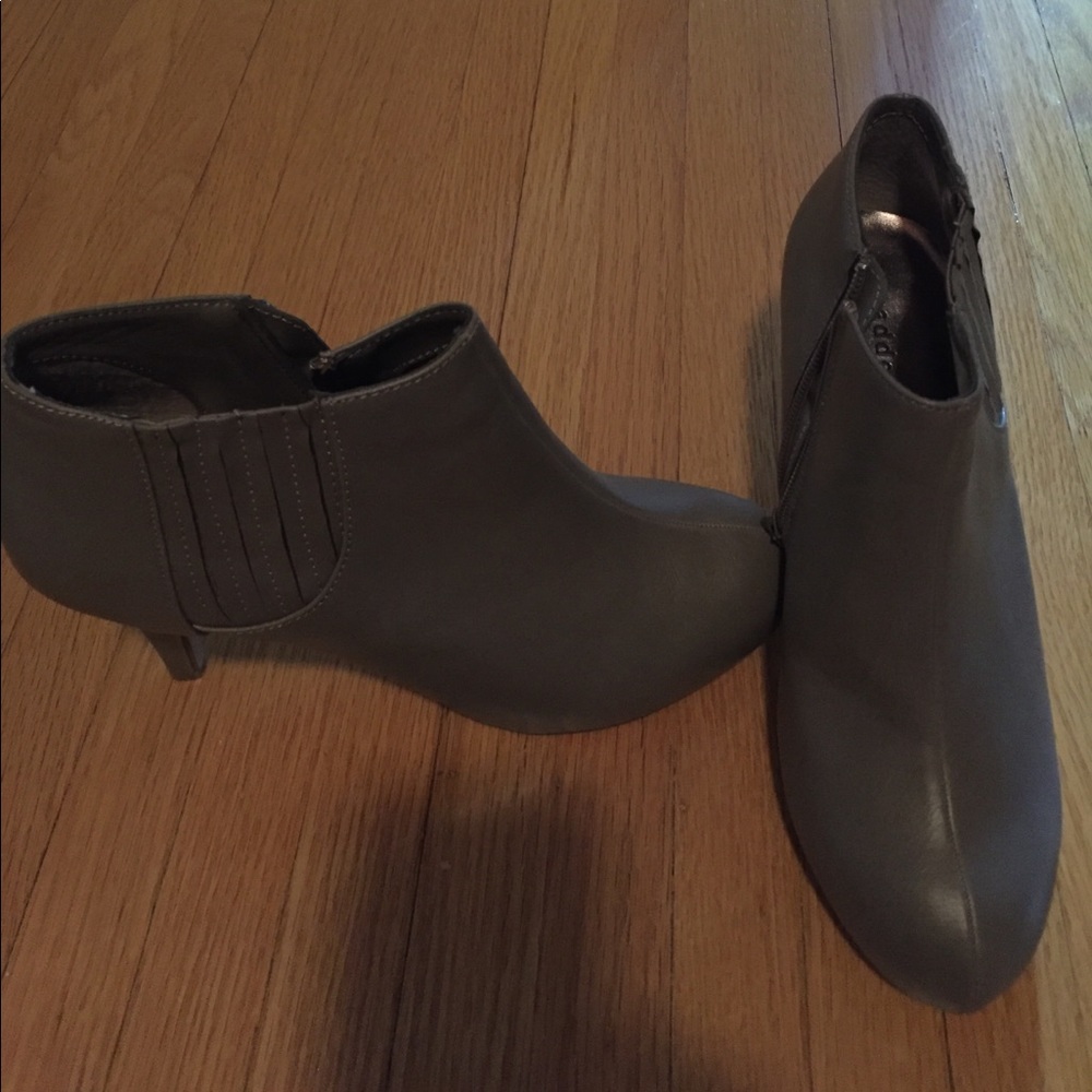 Madden girl ankle heeled boot. Taupe. Size 8.