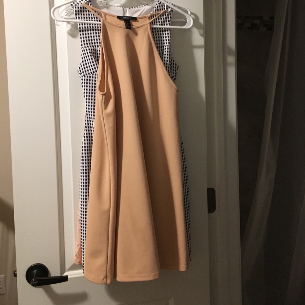 Dresses - Picture 2 of 7