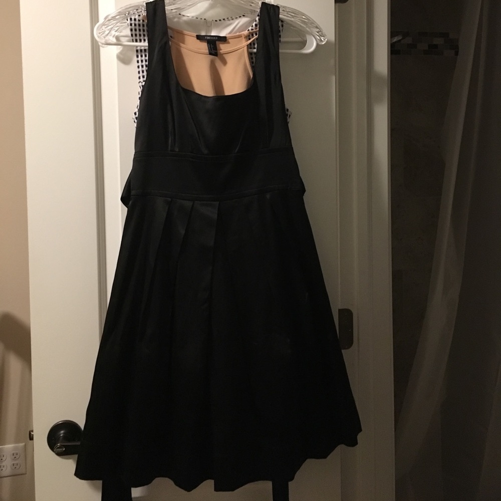Dresses - Picture 4 of 7