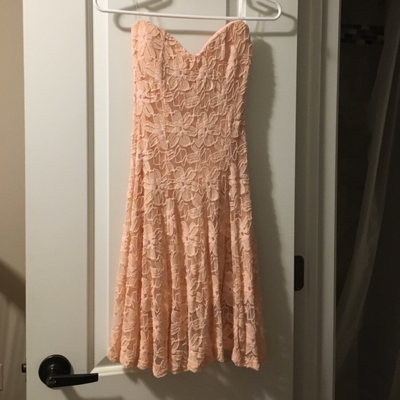 Dresses - Picture 3 of 7