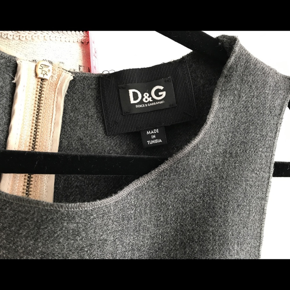 🚫SOLD🚫 D&G Light Grey Ruffle-back Dress - Picture 4 of 5