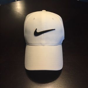 Men's white, fitted Nike golf hat