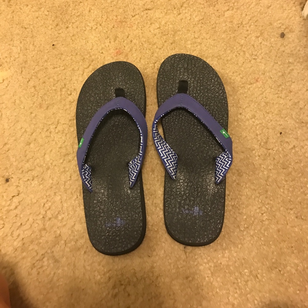 Purple sanuk flip flops