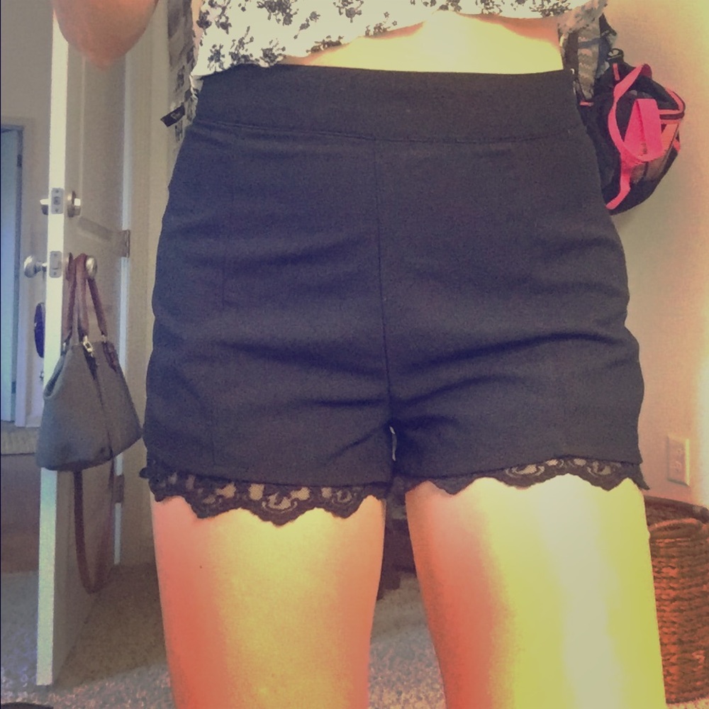 High-waisted Lace Shorts