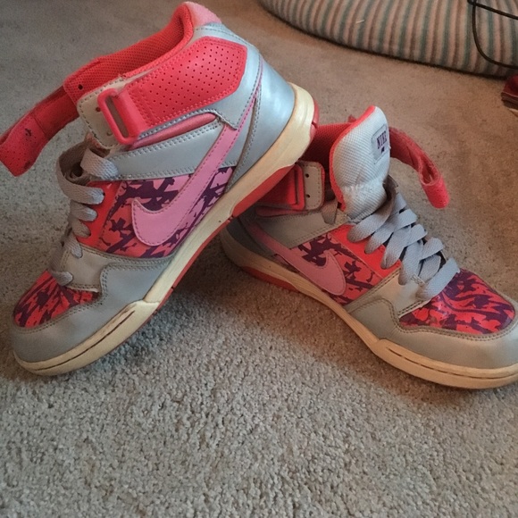 Nikes - Picture 4 of 4