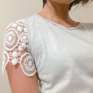 🌾 HP 🌾 gray short-sleeve top w/ lace sleeves