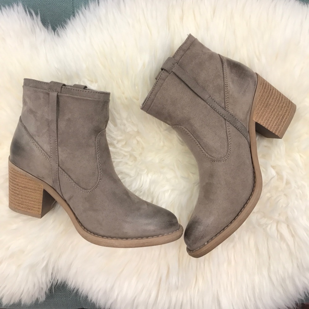 ✨Yolanda Distressed Taupe Booties✨