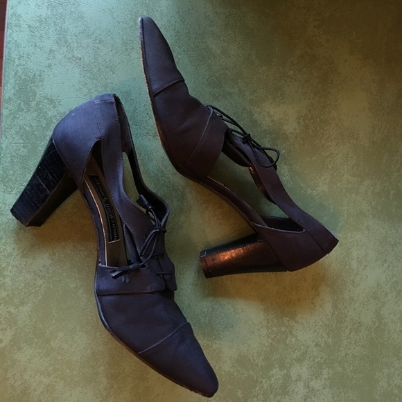 Rare Stuart Weitzman blk satiny heels size 8. - Picture 3 of 4