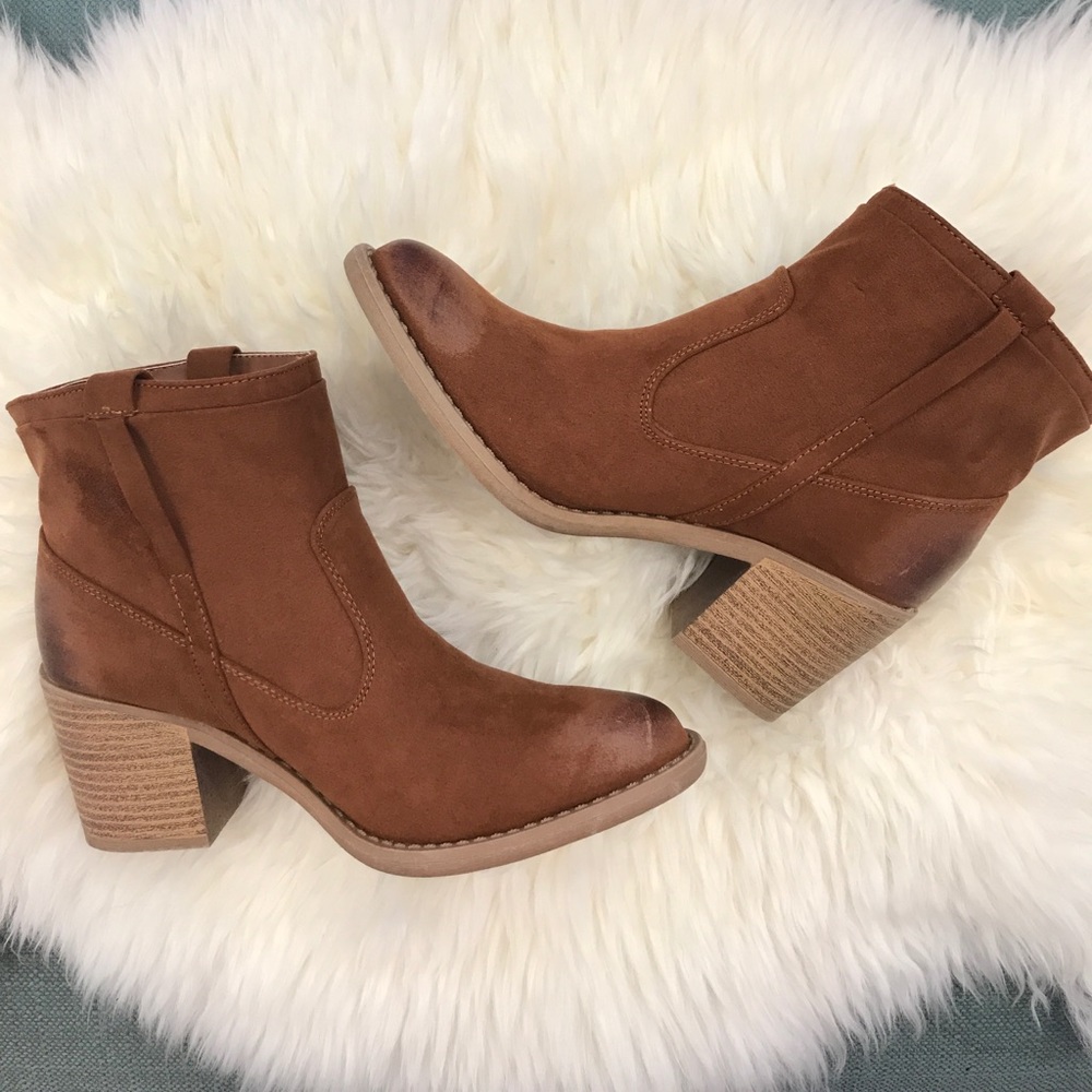 ✨Yolanda Distressed Rust Booties✨