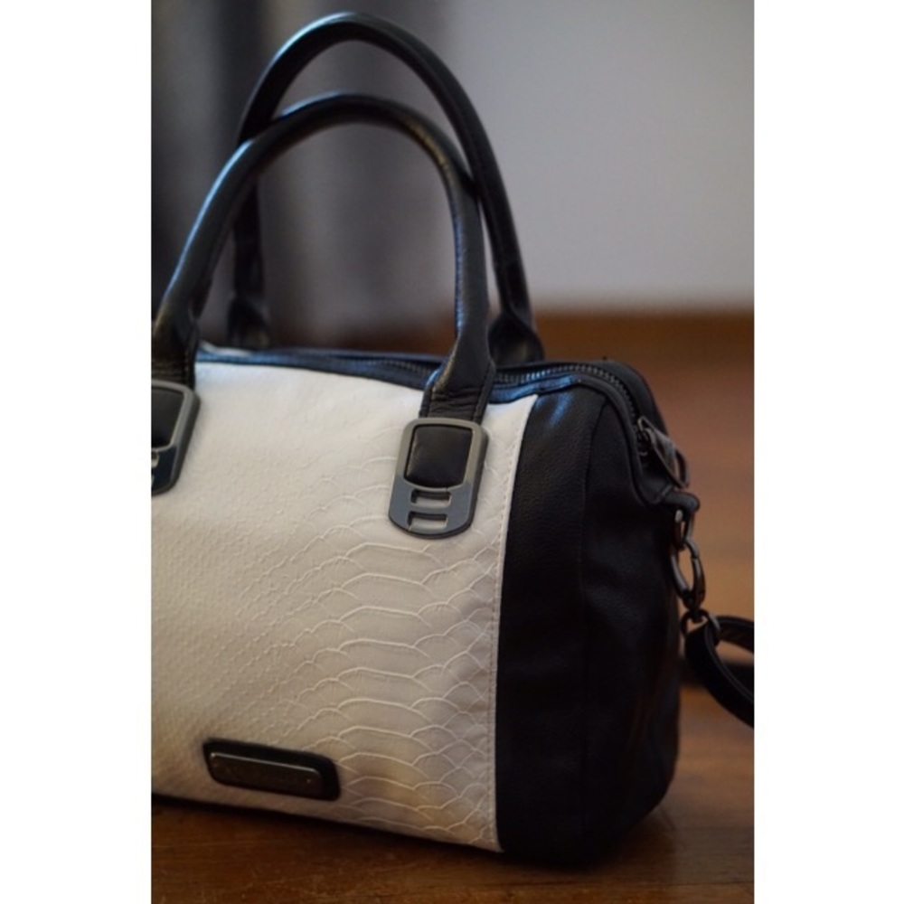 Steve Madden Crossbody + Free Card Holder - Picture 1 of 8