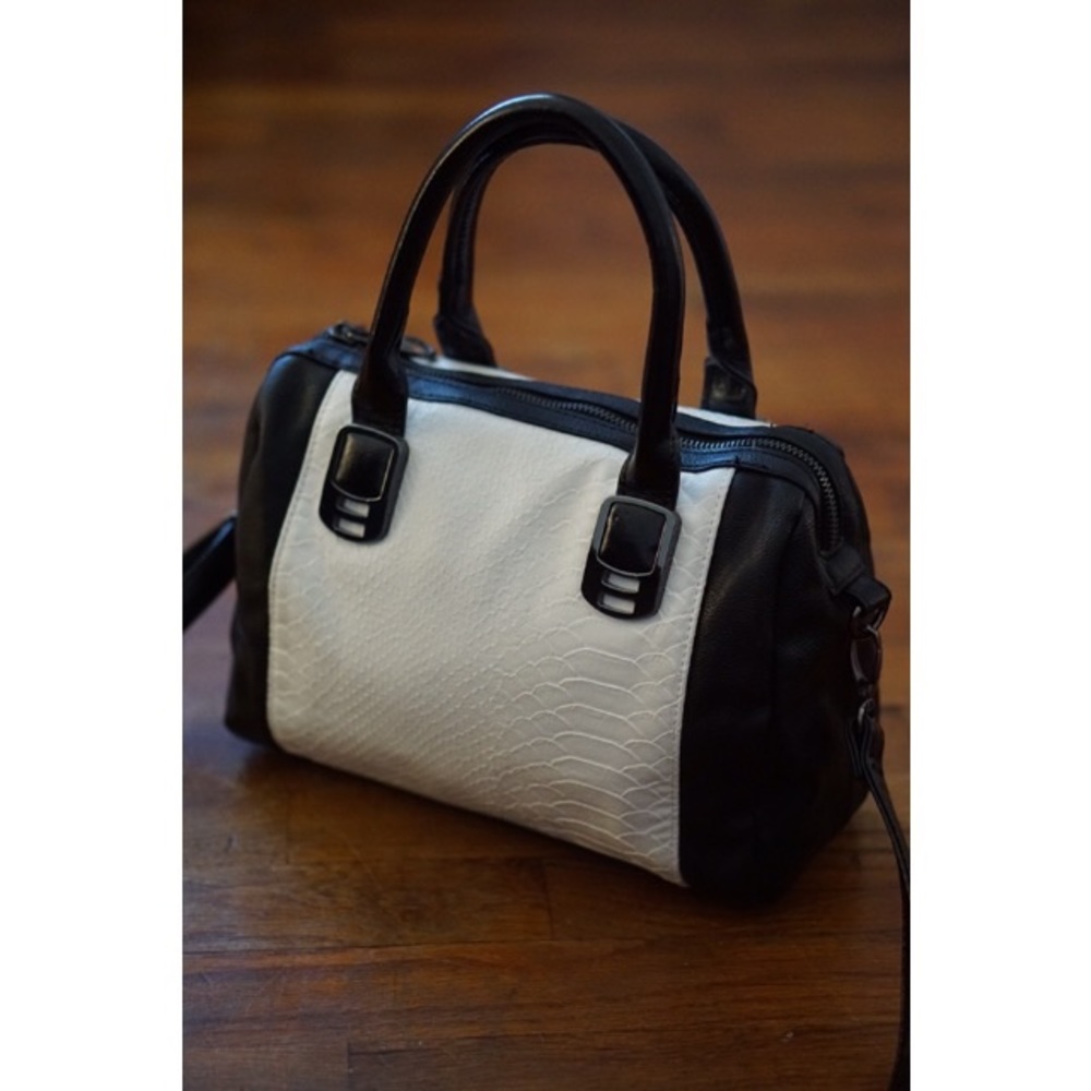 Steve Madden Crossbody + Free Card Holder - Picture 2 of 8