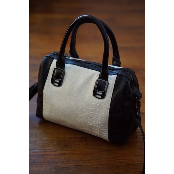 Steve Madden Crossbody + Free Card Holder - Picture 2 of 8