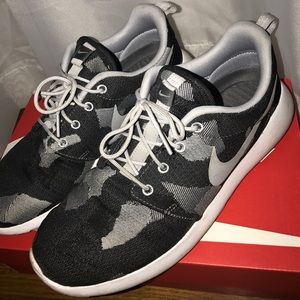 Nike Camo Roshe Sneaker