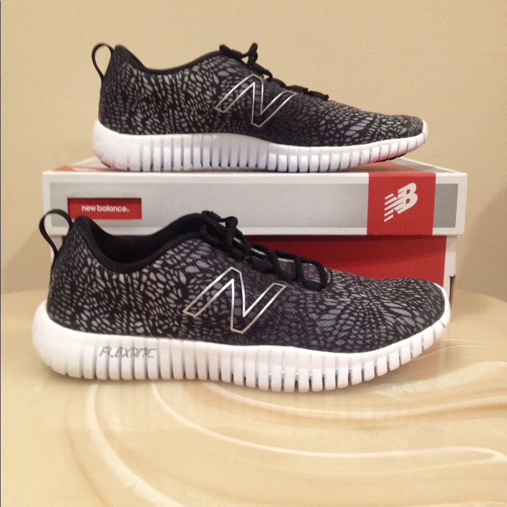 NWT women's New Balance shoes - Picture 3 of 7