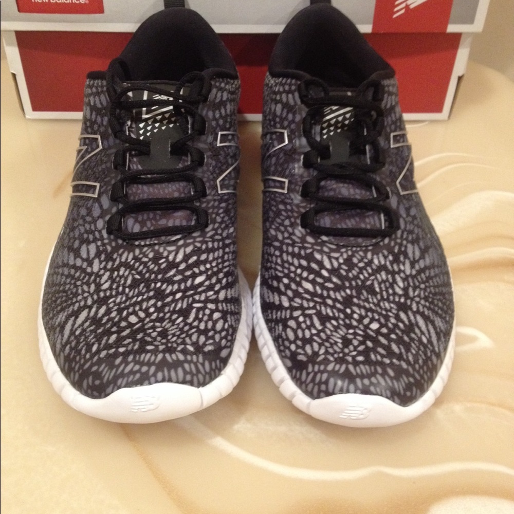 NWT women's New Balance shoes - Picture 4 of 7