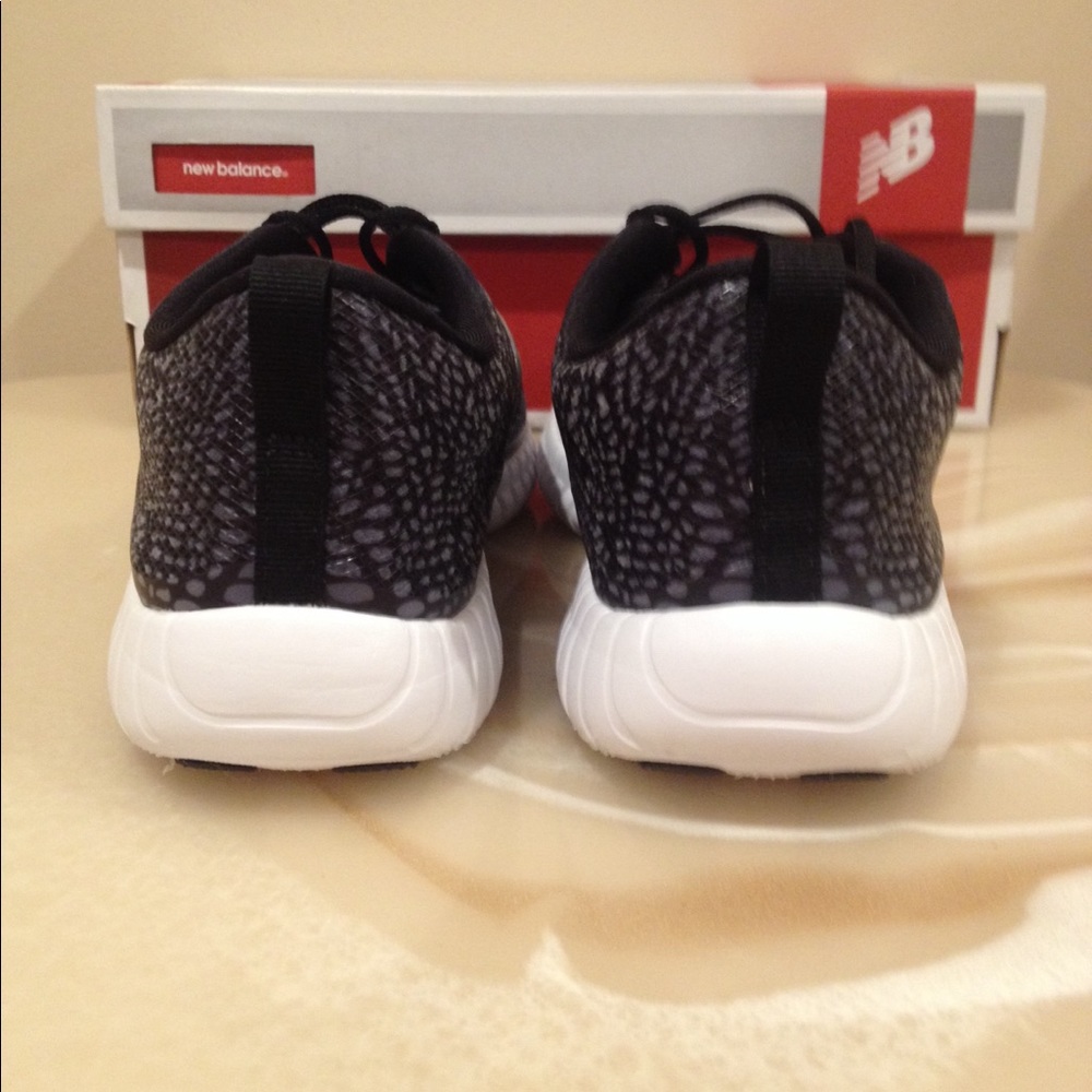 NWT women's New Balance shoes - Picture 5 of 7