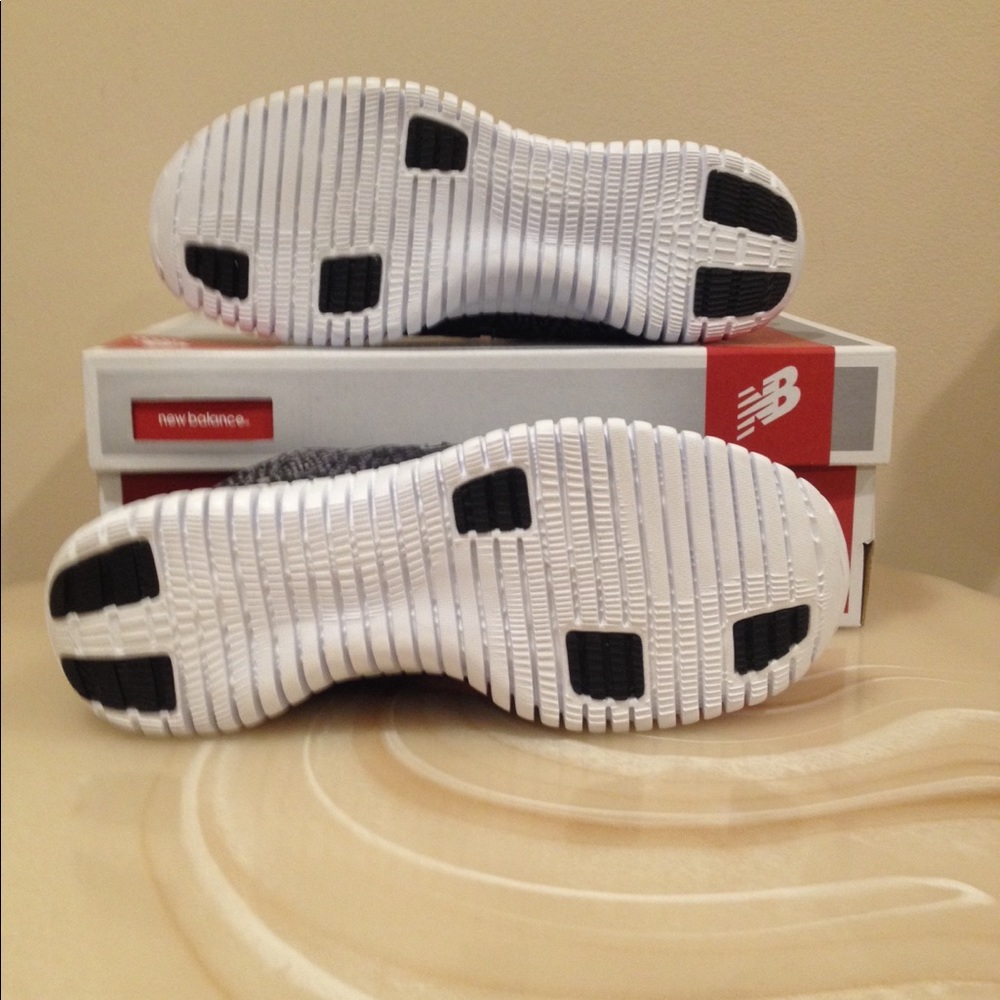 NWT women's New Balance shoes - Picture 6 of 7