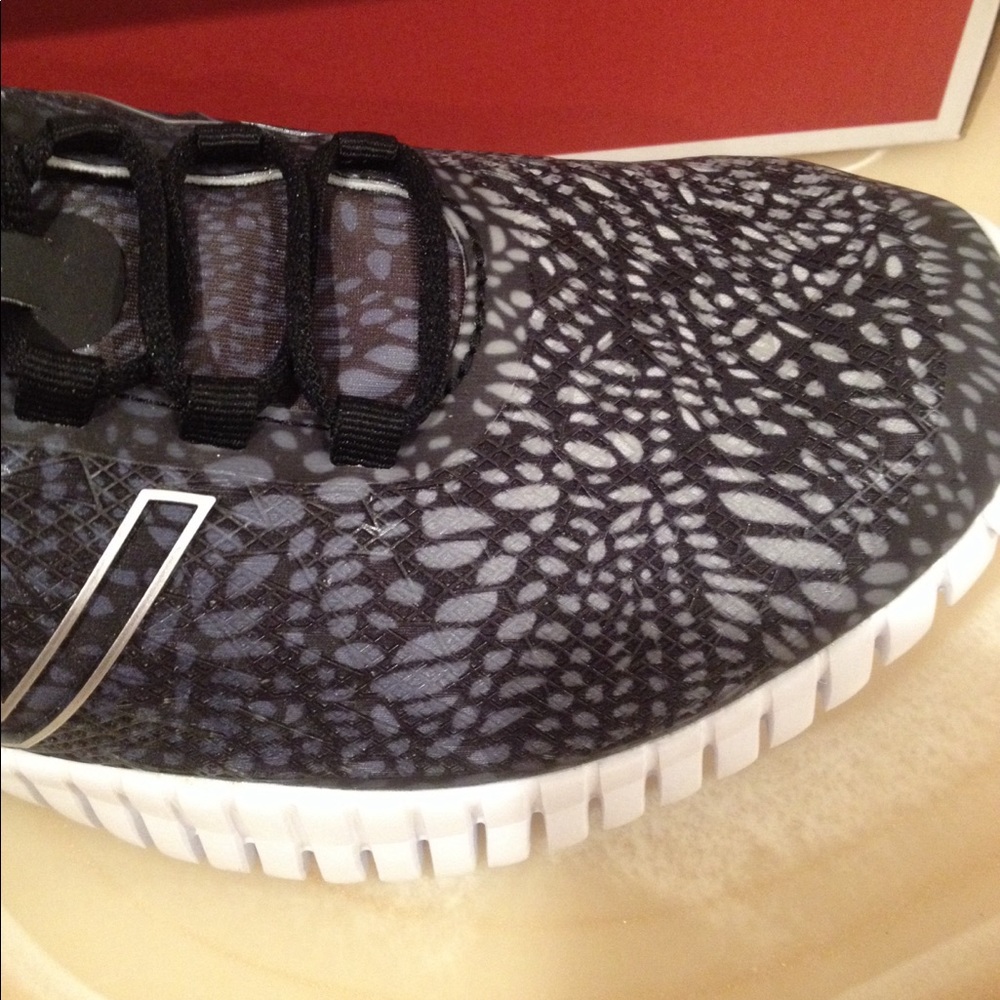 NWT women's New Balance shoes - Picture 2 of 7
