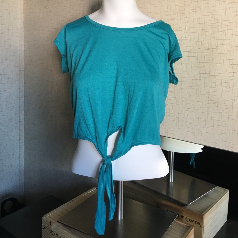 NWOT Jesse & J cute crop tee