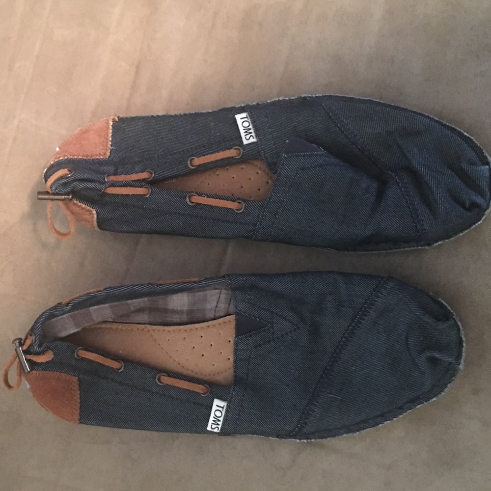 Women's Toms.