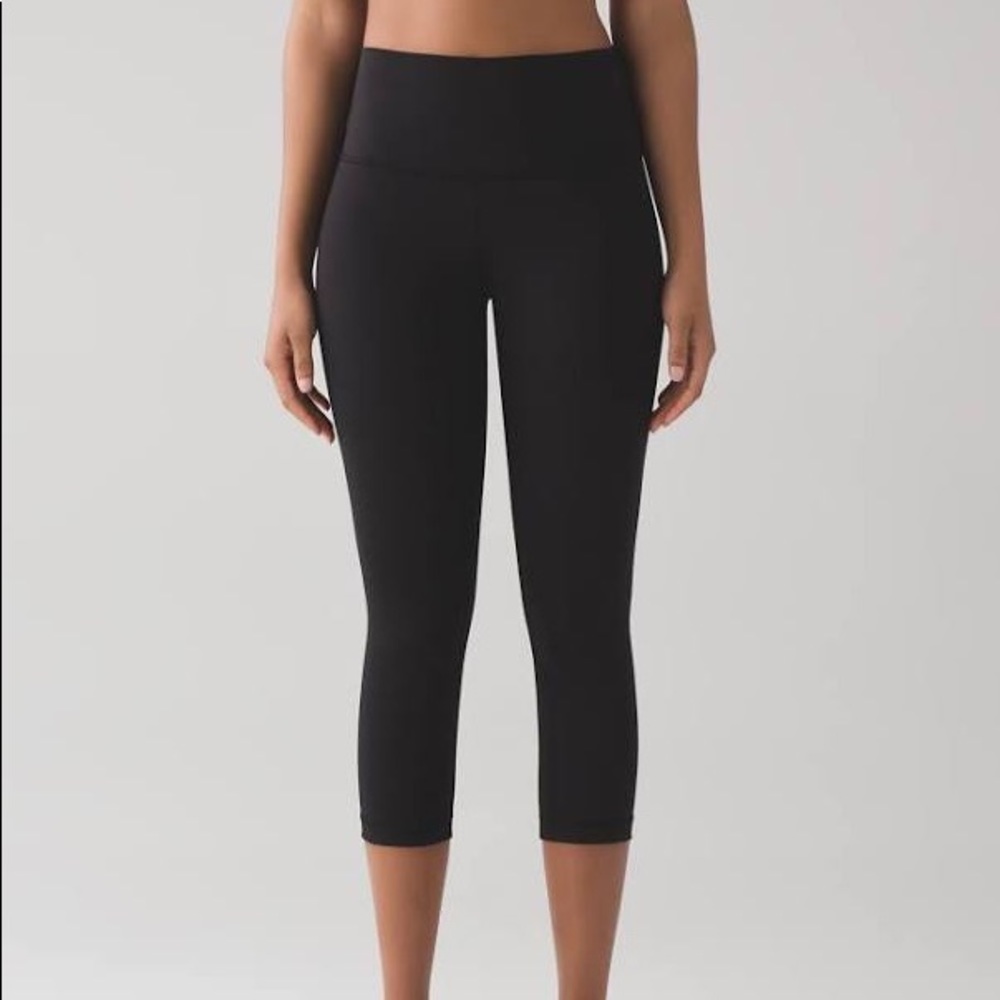 Lululemon black high waisted wonder indeed crop