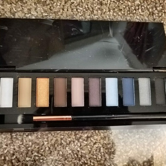 Smoky Eyeshadow Palette - Picture 1 of 6