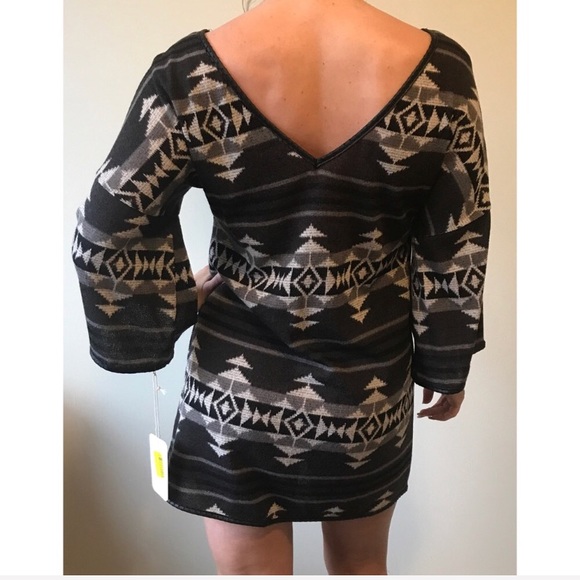 {Coveted Clothing} Gray Knit V-Neck Shift Dress - Picture 4 of 6