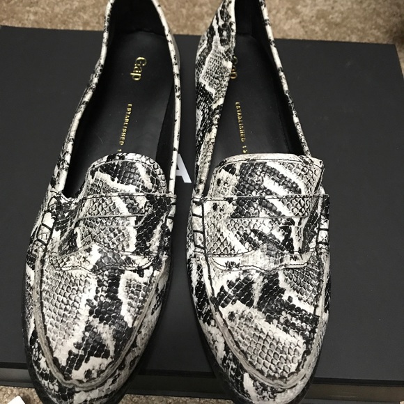 Flat - Picture 1 of 2