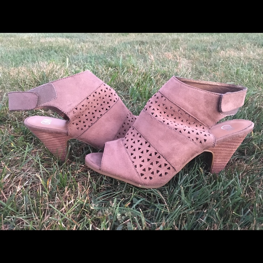 Chelsea Moreland open toe heel booties!