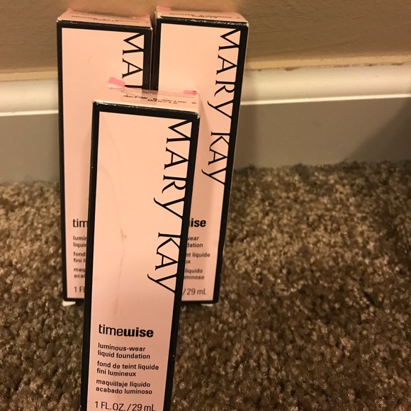 Luminous Wear Liquid Foundation by MaryKay - Picture 1 of 1