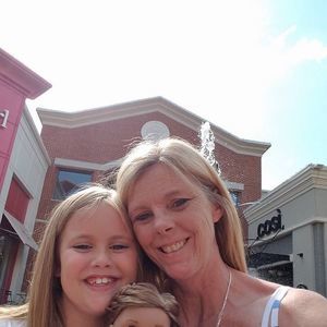 Meet your Posher, Lorie