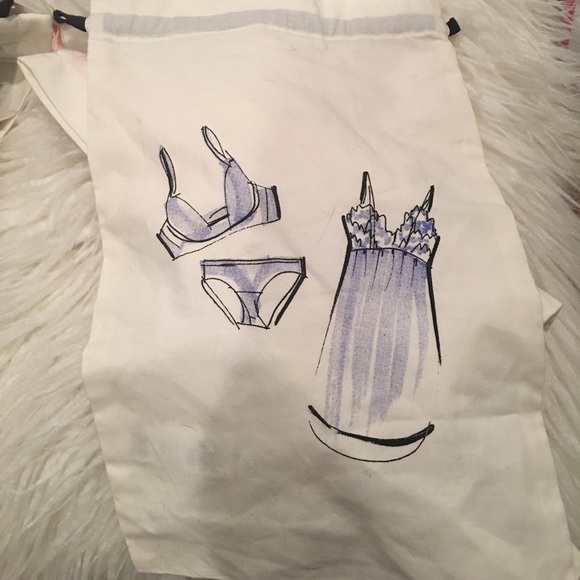 H&M Travel Kit - Picture 2 of 4