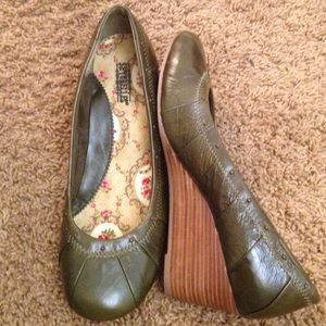 Women's vintage looking wedge pump, olive green.