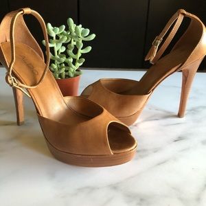 ALDO beautiful leather and wood heels 🌴☀️
