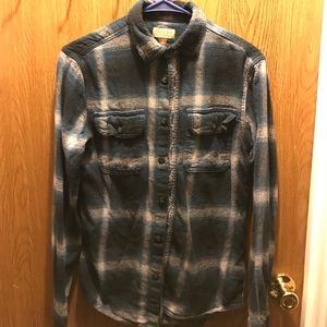 Small Men's long sleeve Flannel.