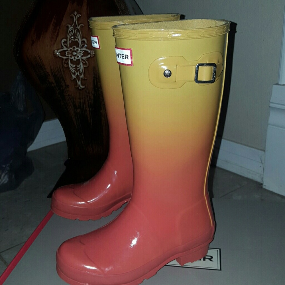 Girls BASICALLY NEW HUNTER BOOTS size 1 Youth
