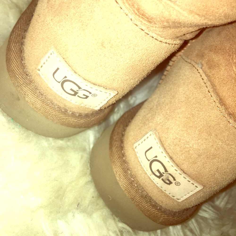 UGGs Bailey Button Chestnut size 7