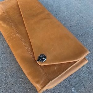 Hobo clutch in ochre