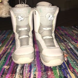Snowboarding boots