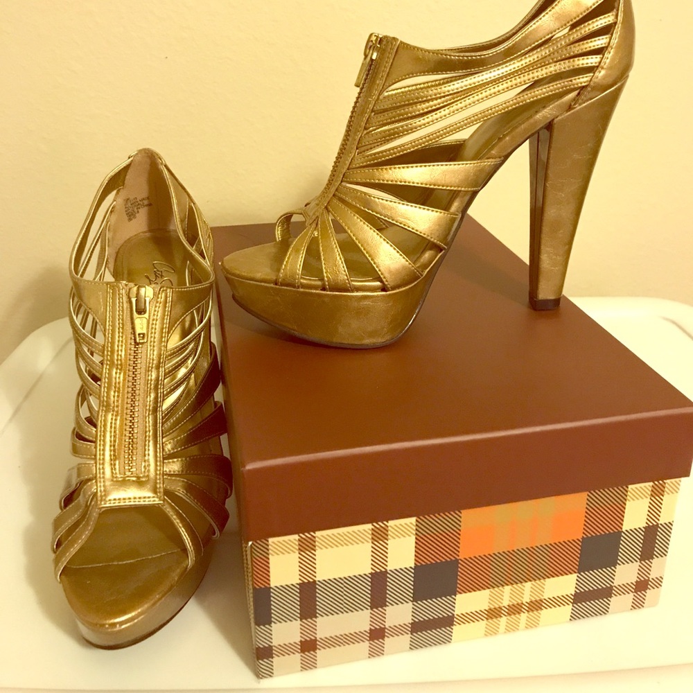 GOLD SHOES! Heels for days!
