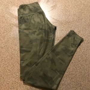 Lululemon camo wunded under full length