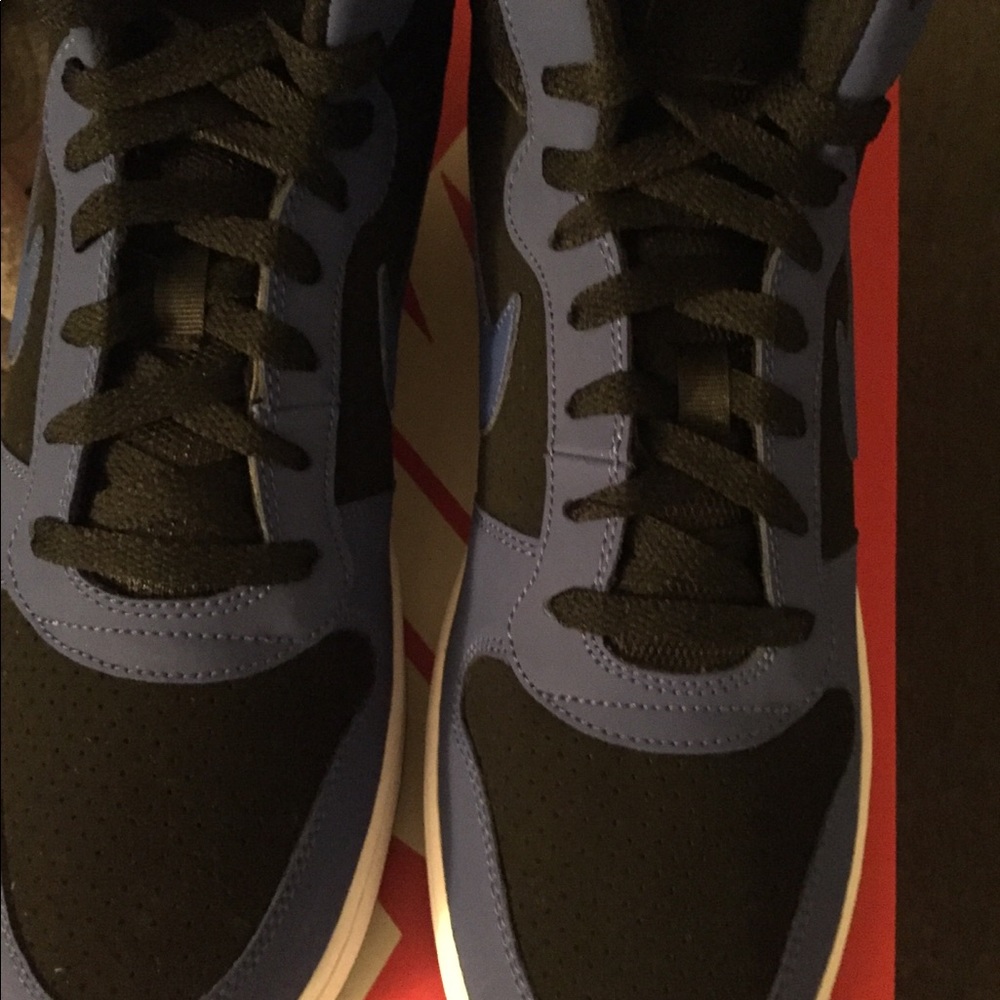 Nike - Picture 2 of 4