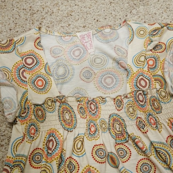 5/$25 Cute top with circle designs - Picture 2 of 3