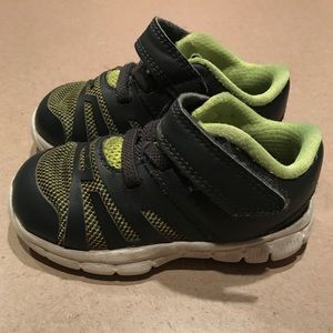Size 6 toddler Nike tennis shoes