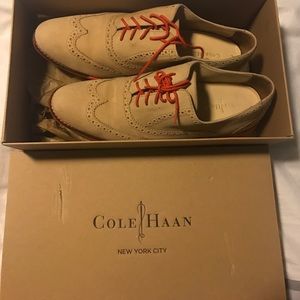 COLE HAAN beige Oxford shoe