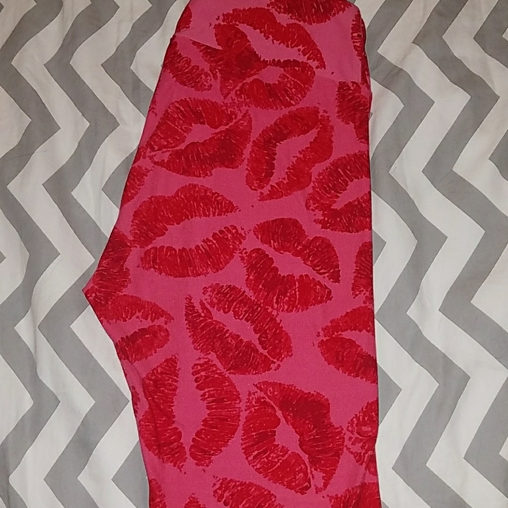 LuLaRoe Kisses Leggings